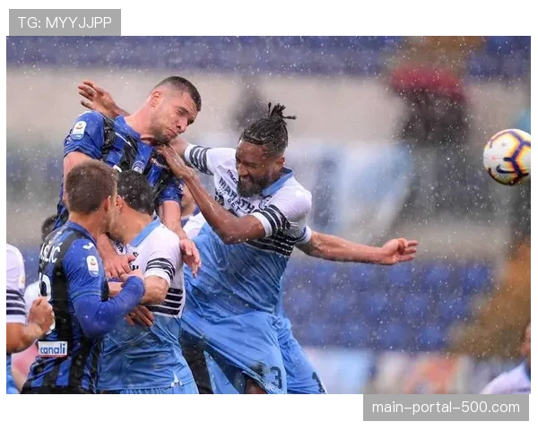 罗马对阵佛罗伦萨，主裁半场通过VAR回看取消两粒进球